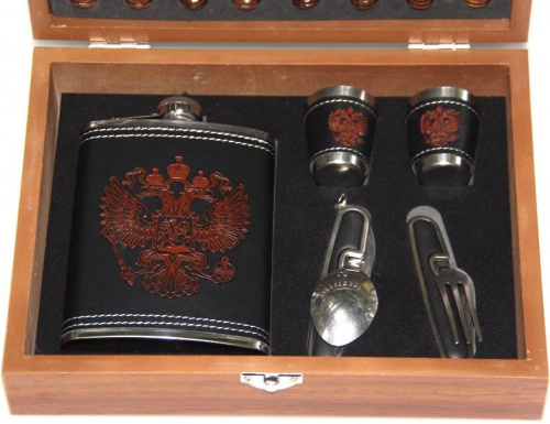 Подарочный набор Россия с флягой и шахматами (фляга, 2 стопки, складные вилка и ложка, фигуры)