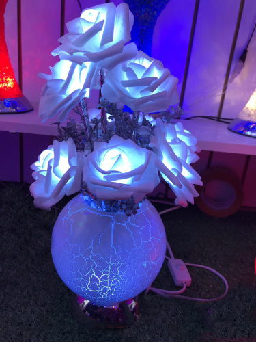 Лампа светодиодная ваза с розами 30 см белая